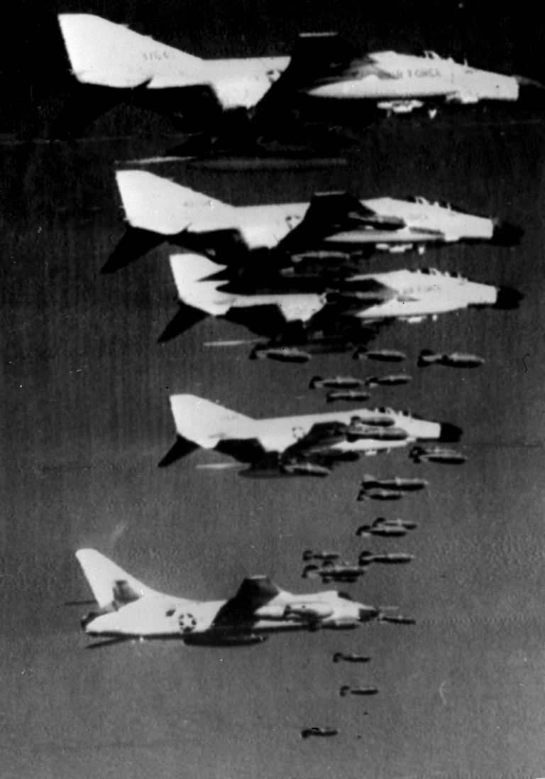 Ameerika Ühendriikide õhujõudude lennukid F-4c Phantom heitmas pomme Põhja-Vietnamile. Foto: Scanpix