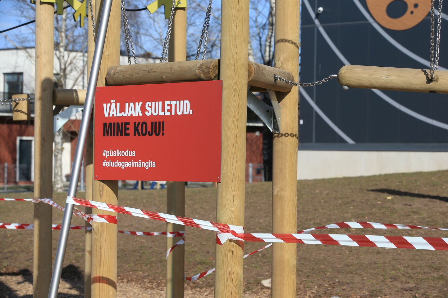 Eestis kehtestatud eriolukorra tõttu suleti avalikud spordi- ja mänguväljakud. Variku spordiväljakul olid keelust hoolimata tegevuses kolm noormeest, kellest kaks lahkusid fotograafi nähes. Pildil väljaku sulgemisest teavitav silt.