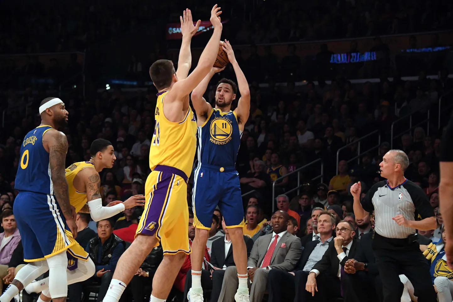 Klay Thompsonit (11) ei häirinud duellis Los Angeles Lakersiga miski - vastase käsi veel kõige vähem.
