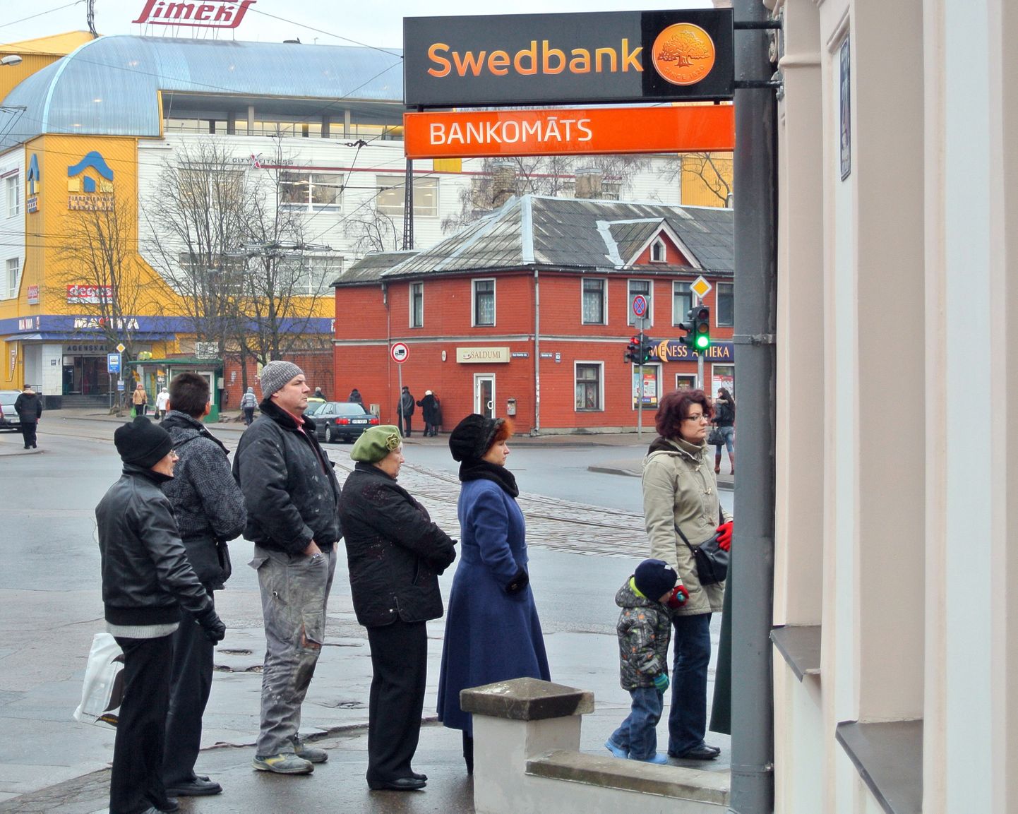 2011. aastal tekkisid järjekorrad Swedbanki sularahaautomaatide järel, sest sotsiaalmeedias levitati panga kohta alusetuid valesid.