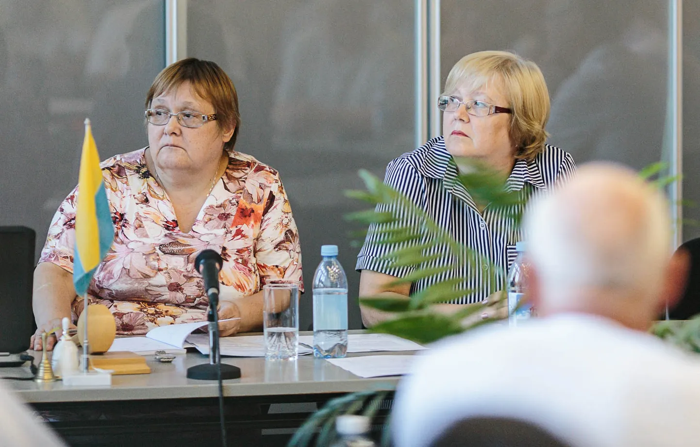 Narva linnavolikogu aseesimehi Larissa Oleninat ja Jelena Pahhomovat võib 26. novembri istungil umbusaldusavaldus oodata.