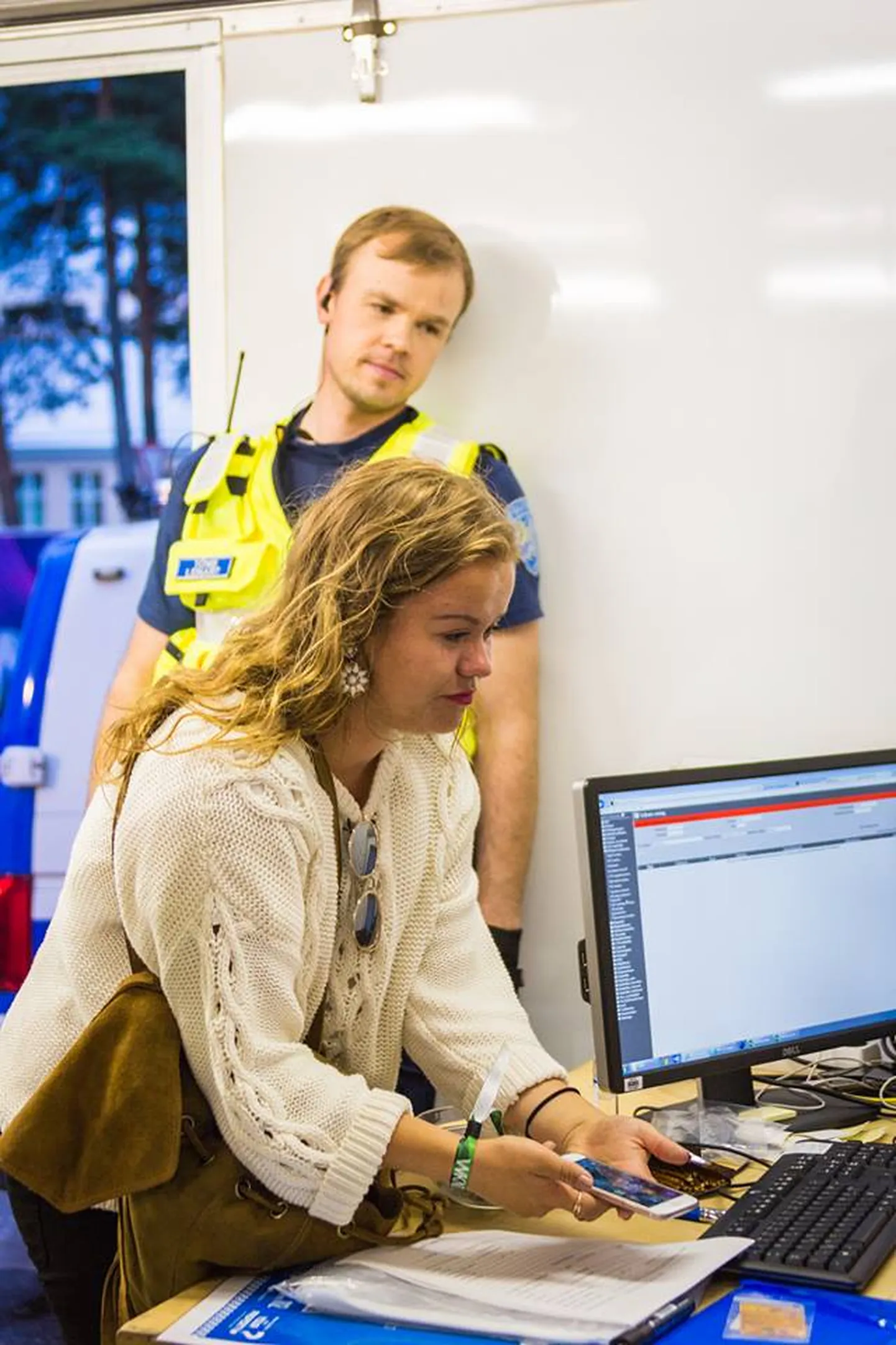 Tänulik tüdruk, kes oma kaotatud telefoni politsei telgist Weekend festivalil kätte sai.
