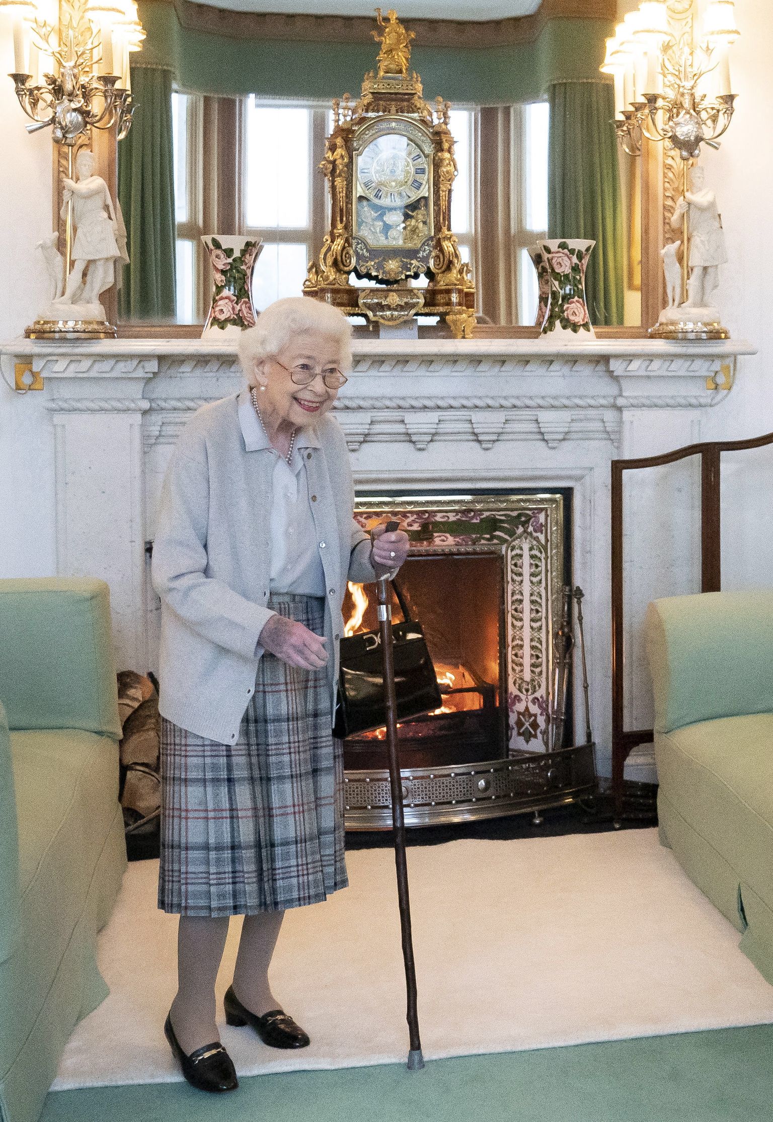 Briti kuninganna Elizabeth II 6. septembril 2022 Šotimaal Balmorali lossis, kus ta võttis vastu konservatiiv Liz Trussi, kelle kinnitas Briti uueks peaministriks. Foto tähelepanelikud vaatajad märkasid kuninganna käel sinist-lillakat laiku