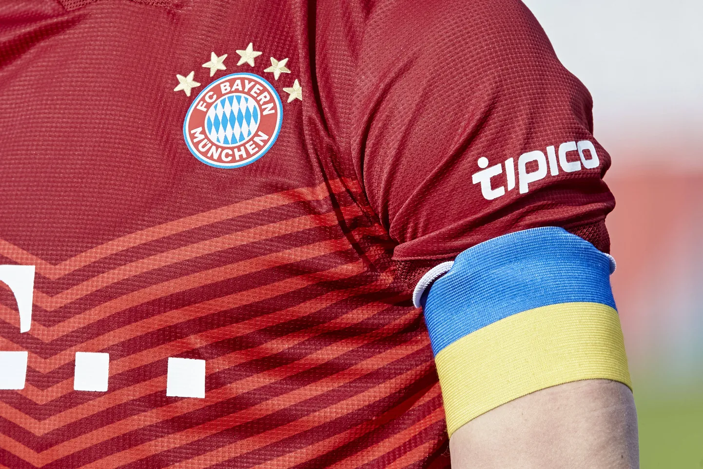 Müncheni Bayerni poolakast kapten Robert Lewandowski kanna Ukraina toetuseks sini-kollast kaptenipaela.