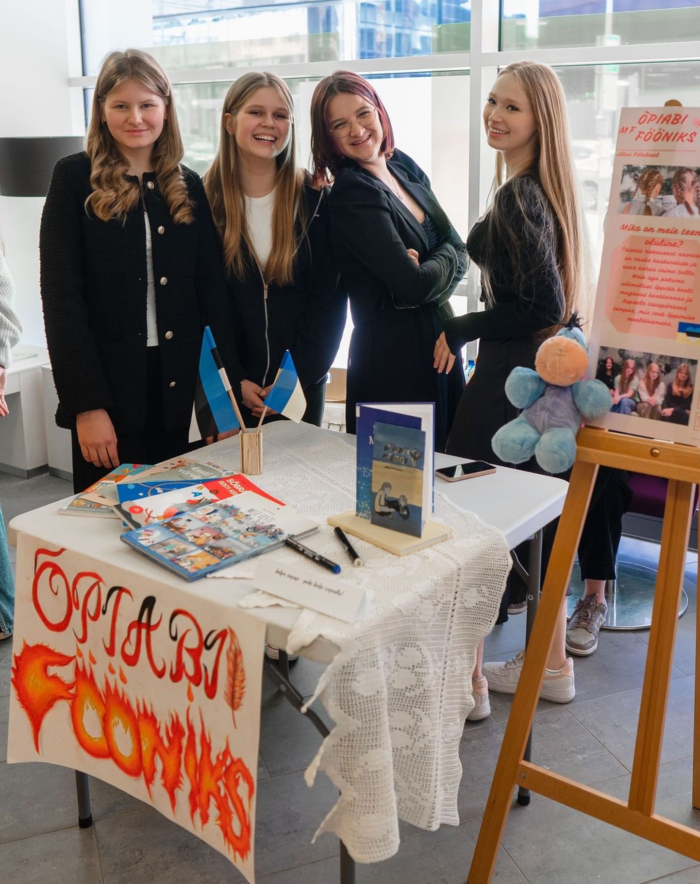 В мини-фирму "Õpiabi Fööniks" входят ученики девятого класса Йыхвиской основной школы Миртель Кыуэ Гамзеев, Мариэль Паас, Алин Хиндреус и Дарья Никитина.
