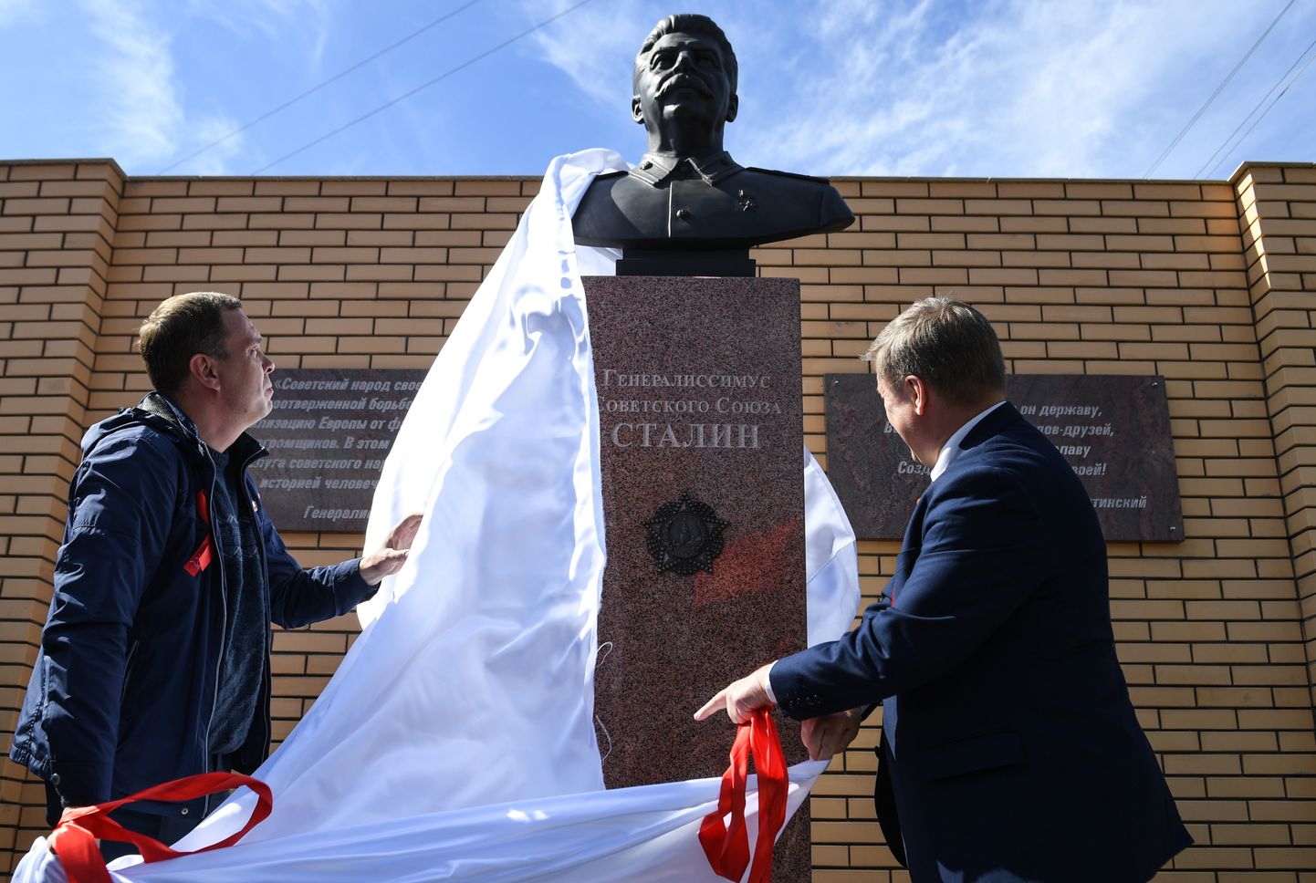 Novosibirski linnapea Anatoli Lokot Kommunistliku Partei peakontori juures Jossif Stalini kuju avamisel.