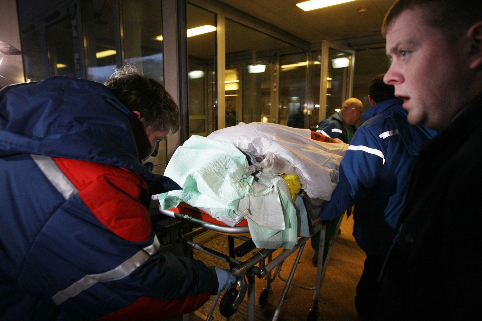 Klubipõlengus kannatanu teel Permi haiglasse.