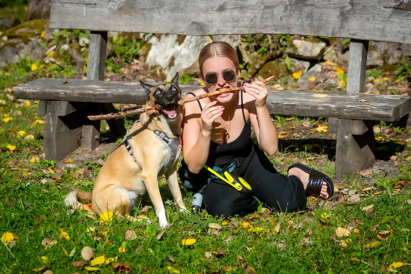 NALJA PEAB SAAMA! “Ta on meil ikka ülimalt naljakas peni,” muigab Kristiine Pajussaar, kes on Yumiga nii kokku kasvanud, et nad teevad peaaegu kõike üheskoos.