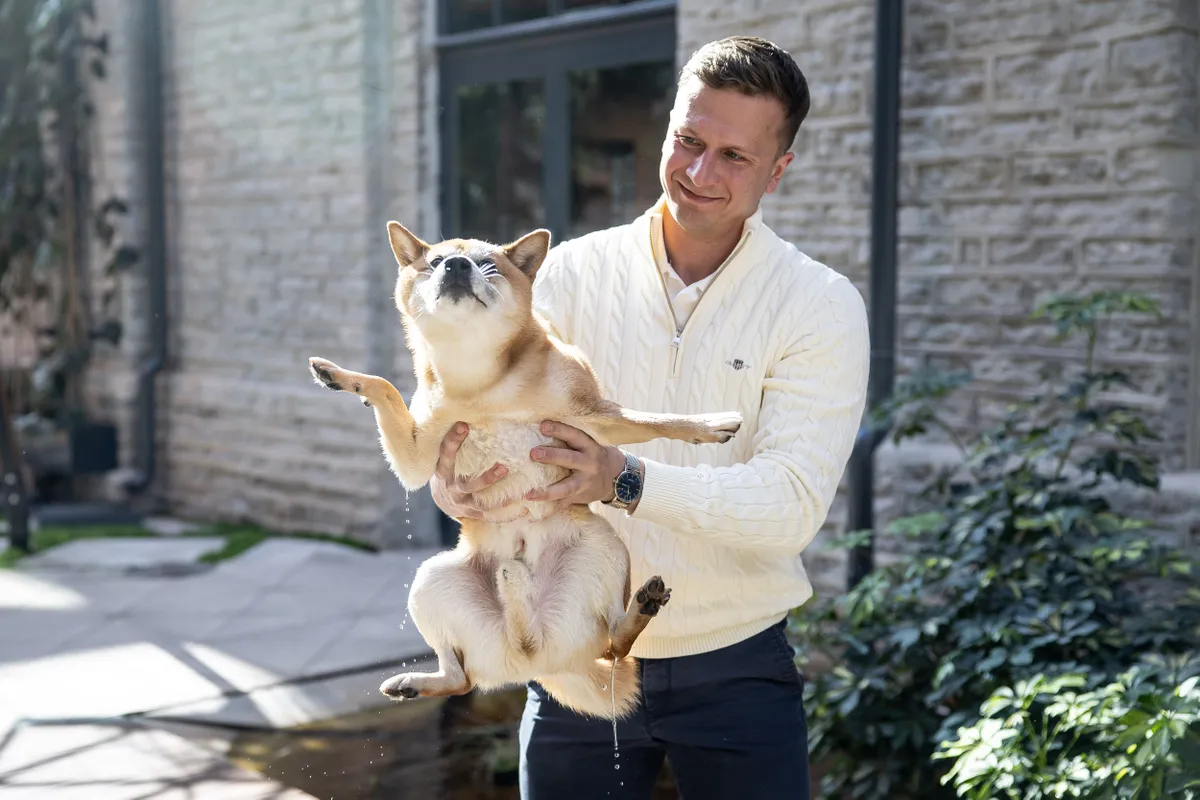 Fotosessioonil tüdines Diego kaamera ees olemisest ära ja läks hoopis tiiki solberdama. Talle meeldis seal nii väga, et Vootele pidi veest tilkuva koera ise välja tõstma.