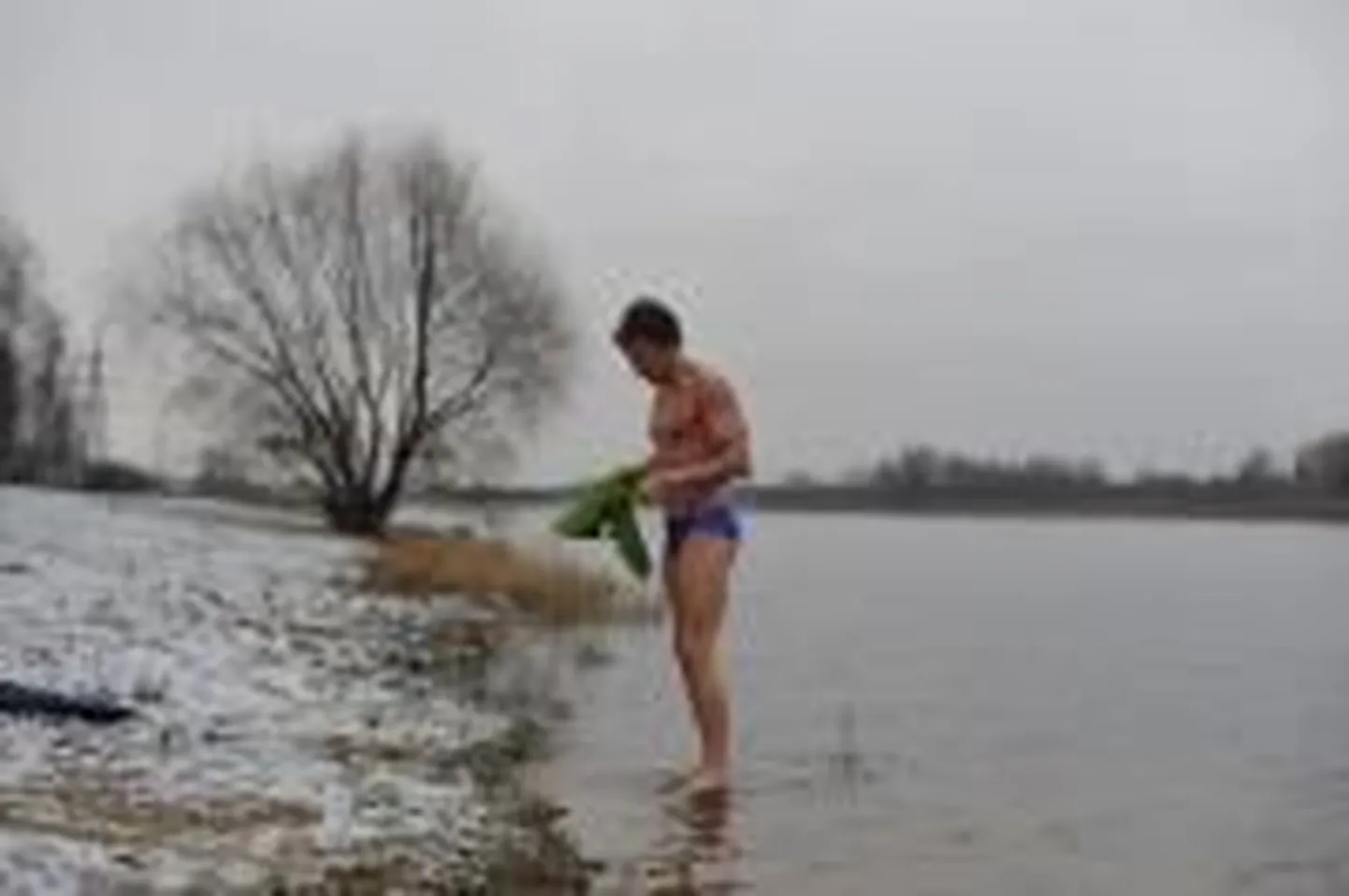 Strippar Marco käib suplemas jäises vees