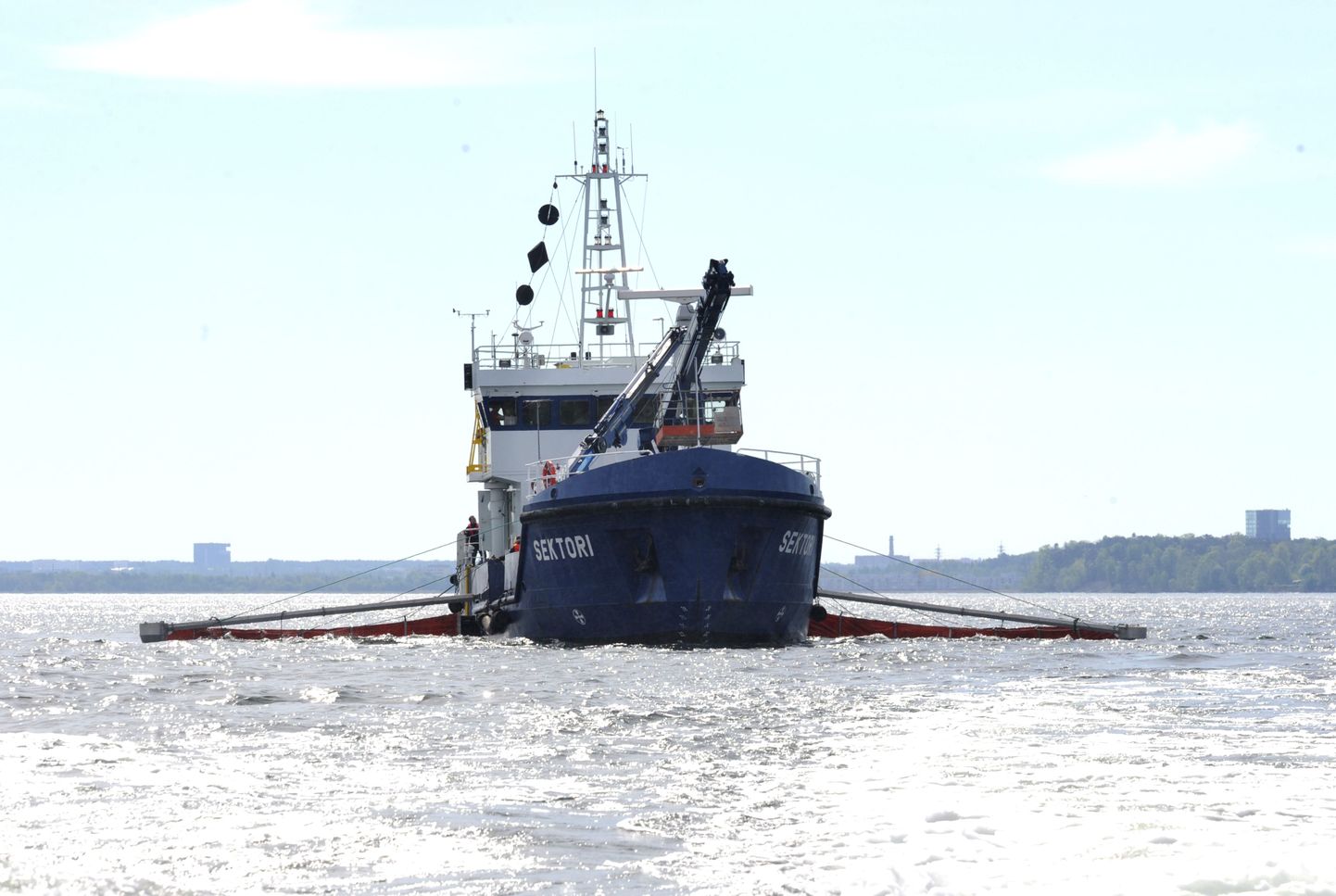 Eesti-Soome ühine merereostustõrje õppeoperatsioon Kopli lahes. Pildil veeteede ameti rendile võetud hüdrograafialaev Sektori.