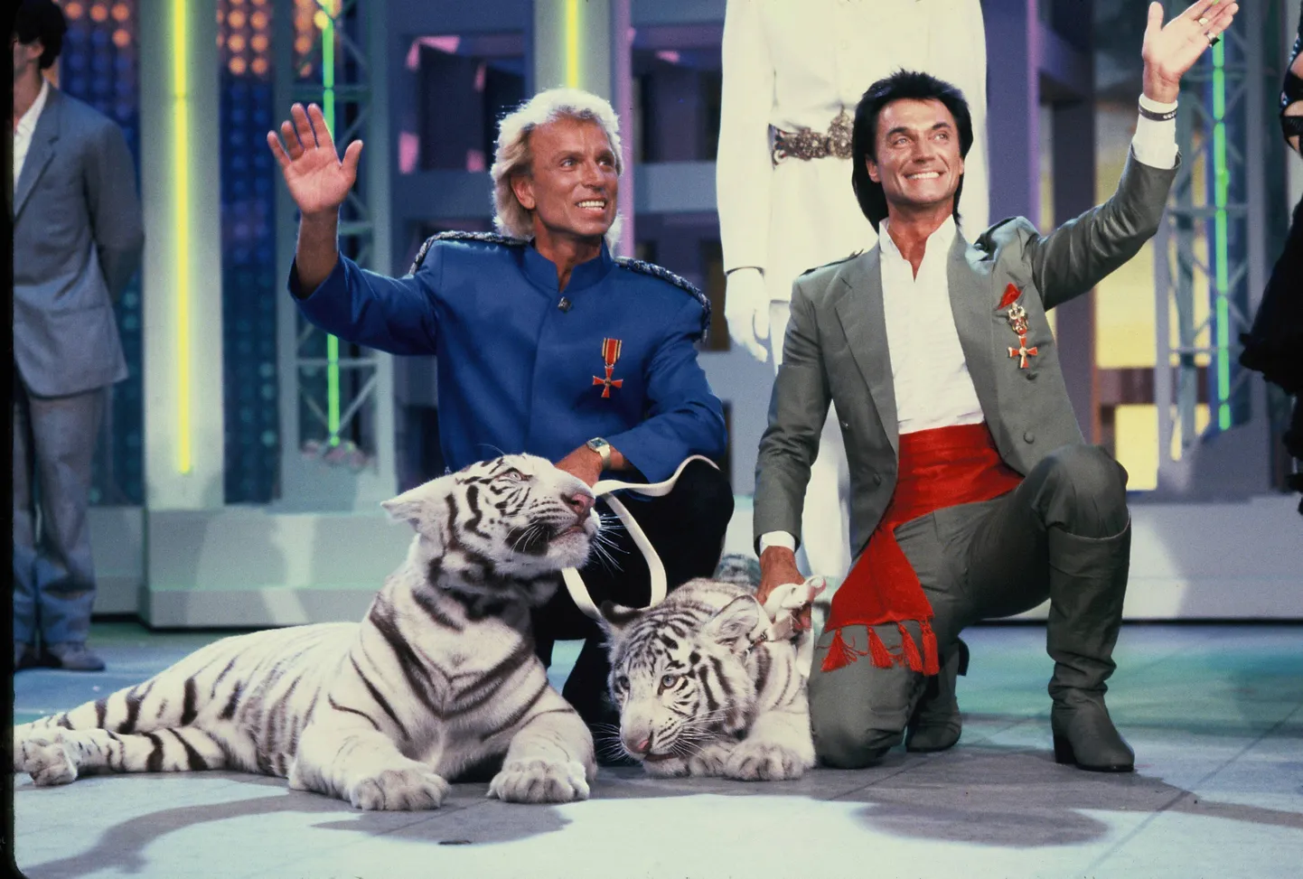 Mustkunstnike duo Siegfried & Roy. Siegfried on vasakul, Roy paremal.