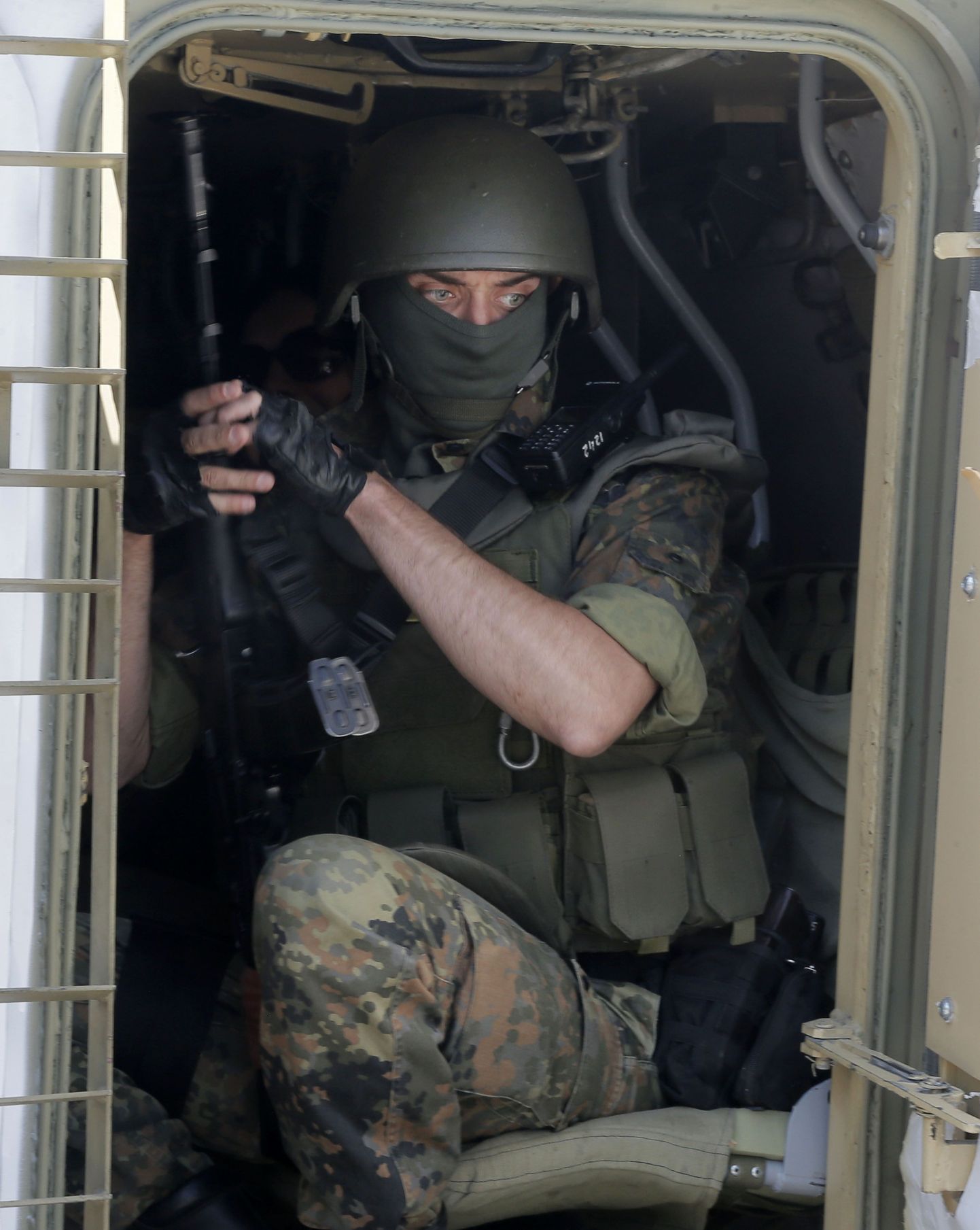Ukraina armee sõdur valvepositsioonil.