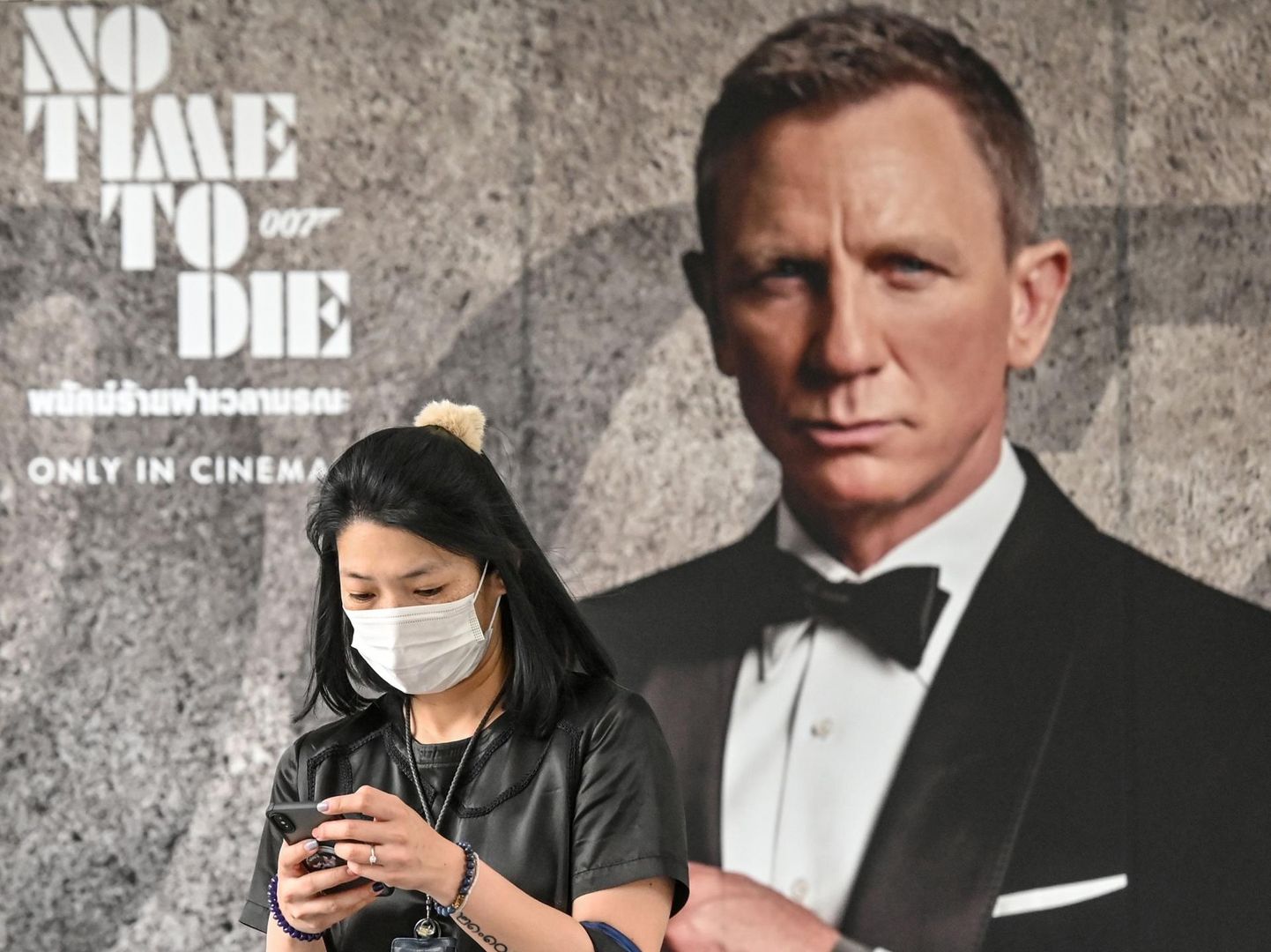 Tais Bangkokis on järjekordse James Bondi seikluse «Surm peab ootama» reklaam üleval, kuid esilinastus lükati viiruse tõttu edasi – seda nii Aasias, Euroopas kui ka Ameerikas – ja film tuleb kinno alles sügisel.