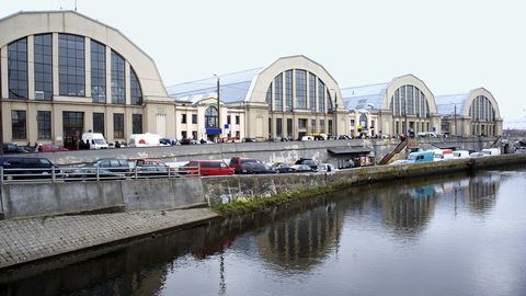 Būvniecības uzraugi prasa pārtraukt Centrāltirgus 