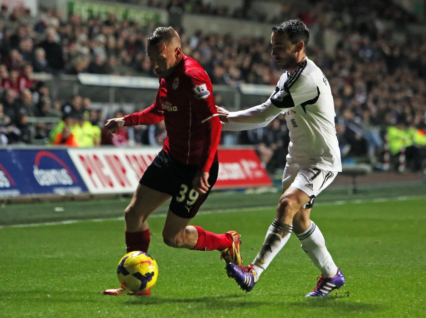 Craig Bellamy ja Swansea mängumees Leon Britton.