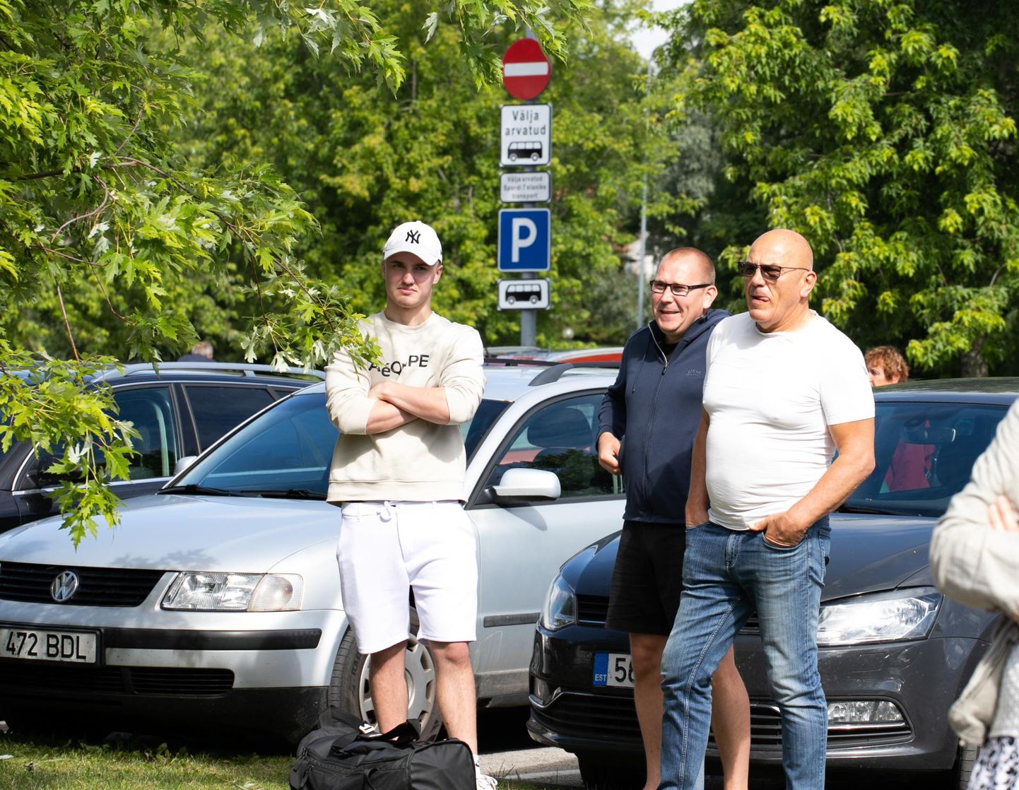 Олег Гроссь провожает своего сына Герта в армию.
