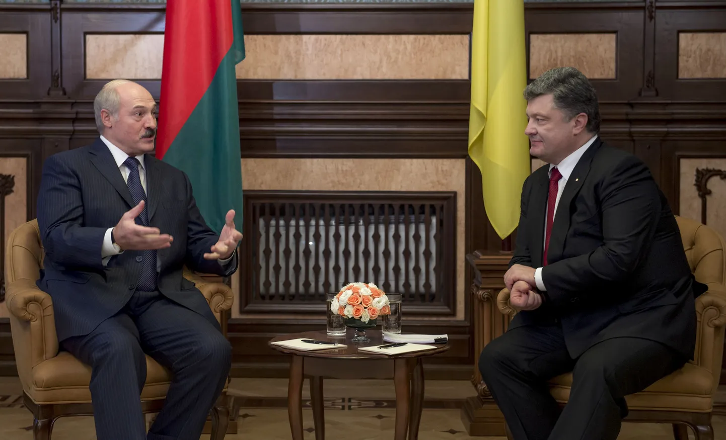 Ukraina president Petro Porošenko täna Kiievis koos Valgavene riigipea Aleksandr Lukašenkaga.