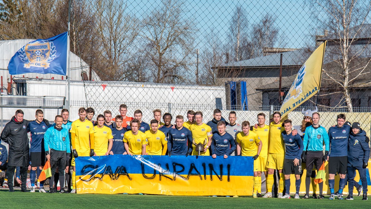 Nii Narva Transi kui ka FC Kuressaare mängijad avaldasid toetust Ukrainale. See tekitas Transi poolehoidjates aga kahetisi tundeid.