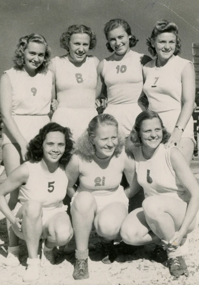 Maika (esireas paremal) Tartu Ülikooli Spordiklubi I naiskonnaga 1951. aastal Tallinnas toimunud ENSV korvpalli esivõistlustel.