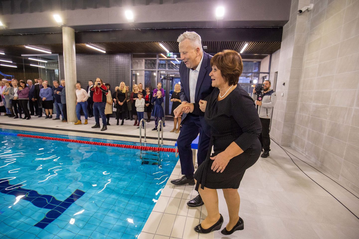 Paide ujula omanikud Kersti ja Arvo Sarapuu tegid avamisel nalja, et hüppavad riietega vette. Nende asemel oli au esimesena bassein järele proovida kujundujujatel.
