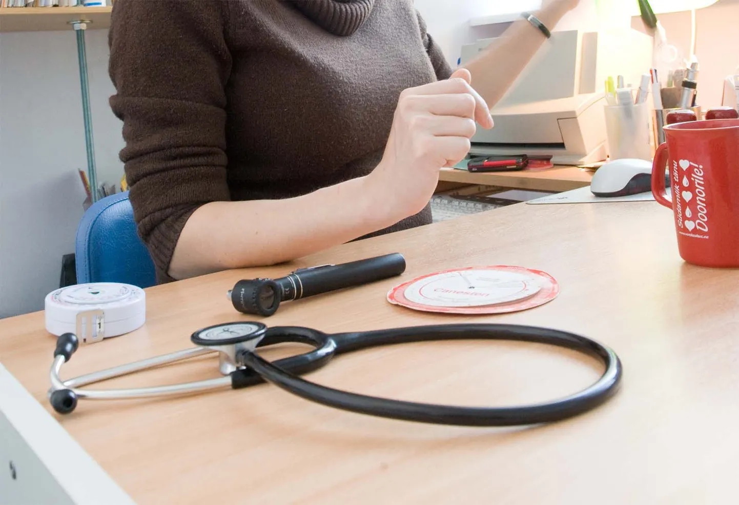 Arsti töölaual on oluline koht ka stetoskoobil.