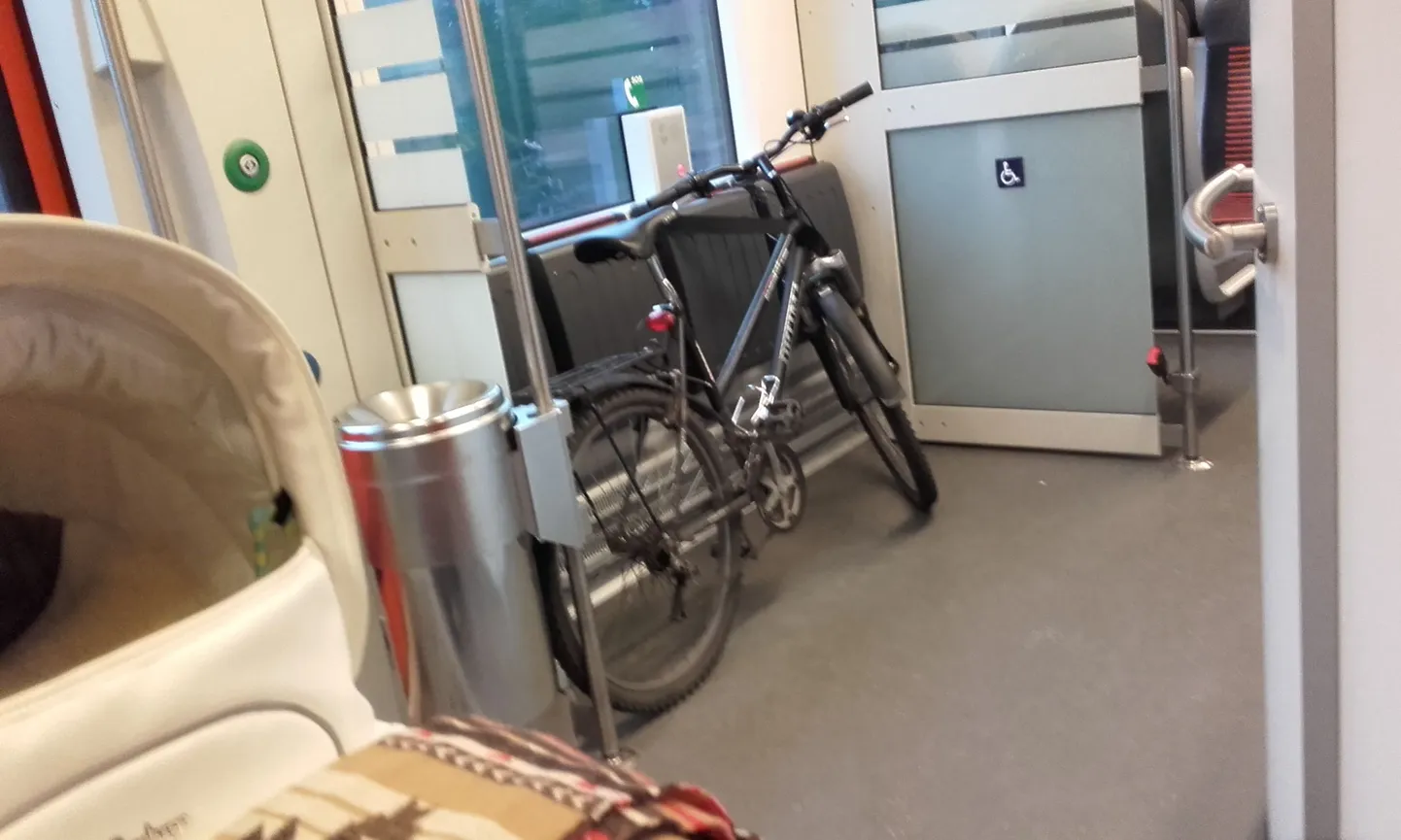 Valesse kohta paigutatud jalgratas Elroni rongis.