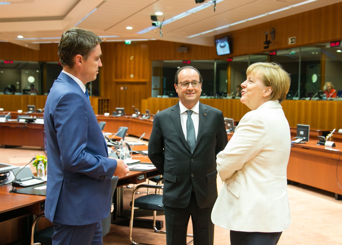 Erakorraline euroala tippkohtumine Brüsselis. Vasakult: Eesti peaminister Taavi Rõivas, Prantsusmaa president François Hollande ja Saksamaa liidukantsler Angela Merkel.