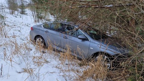 Purjus mees sõitis Elva lähistel autoga suurel kiirusel teelt välja