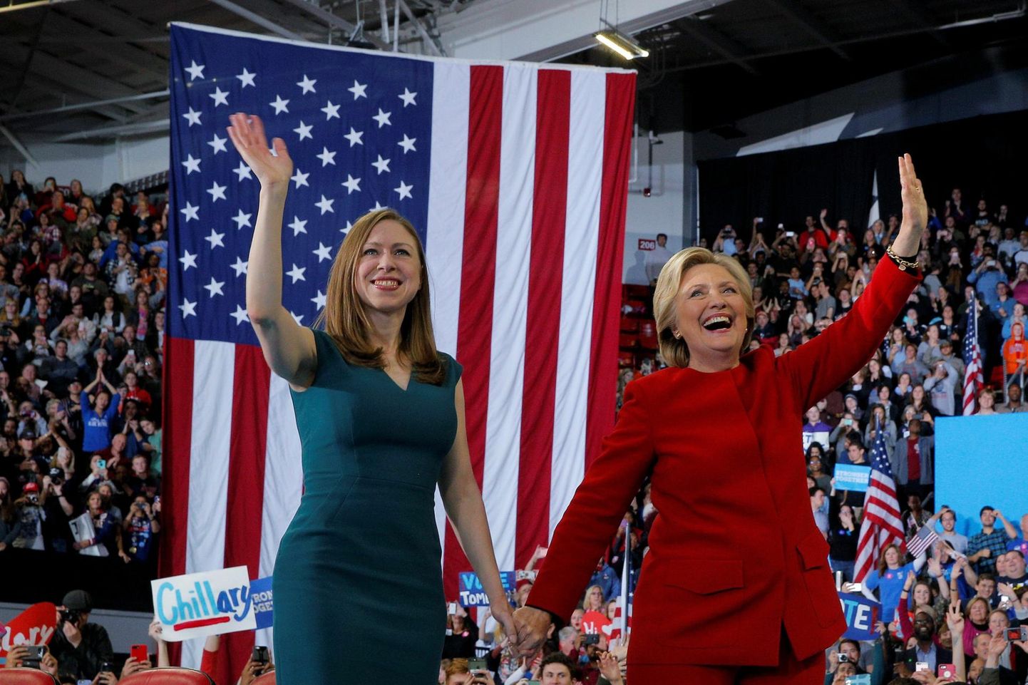 Hillary Clinton (paremal) ja tema tütar Chelsea Clinton 2016. aastal.
