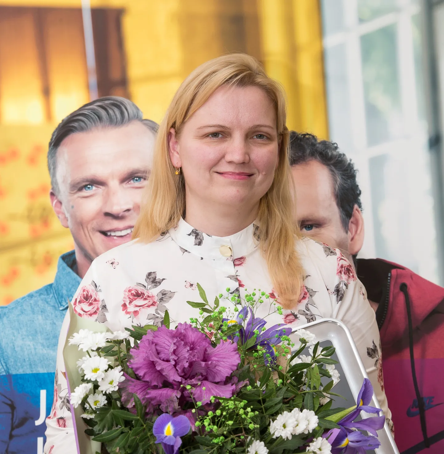 Maakondlikul tunnustusüritusel seisab aasta õppija Julia Pill plakati ees, kus laulja Tanel Padar ja vutistaar Konstantin Vassiljev kutsuvad üles elukestvale õppele. Pill on selle kohta suurepärane näide. MATTI KÄMÄRÄ