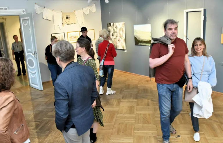 Pärnu linnagaleriis avati rühmituse Vedelik näitus "Vedelik randub Pärnus".