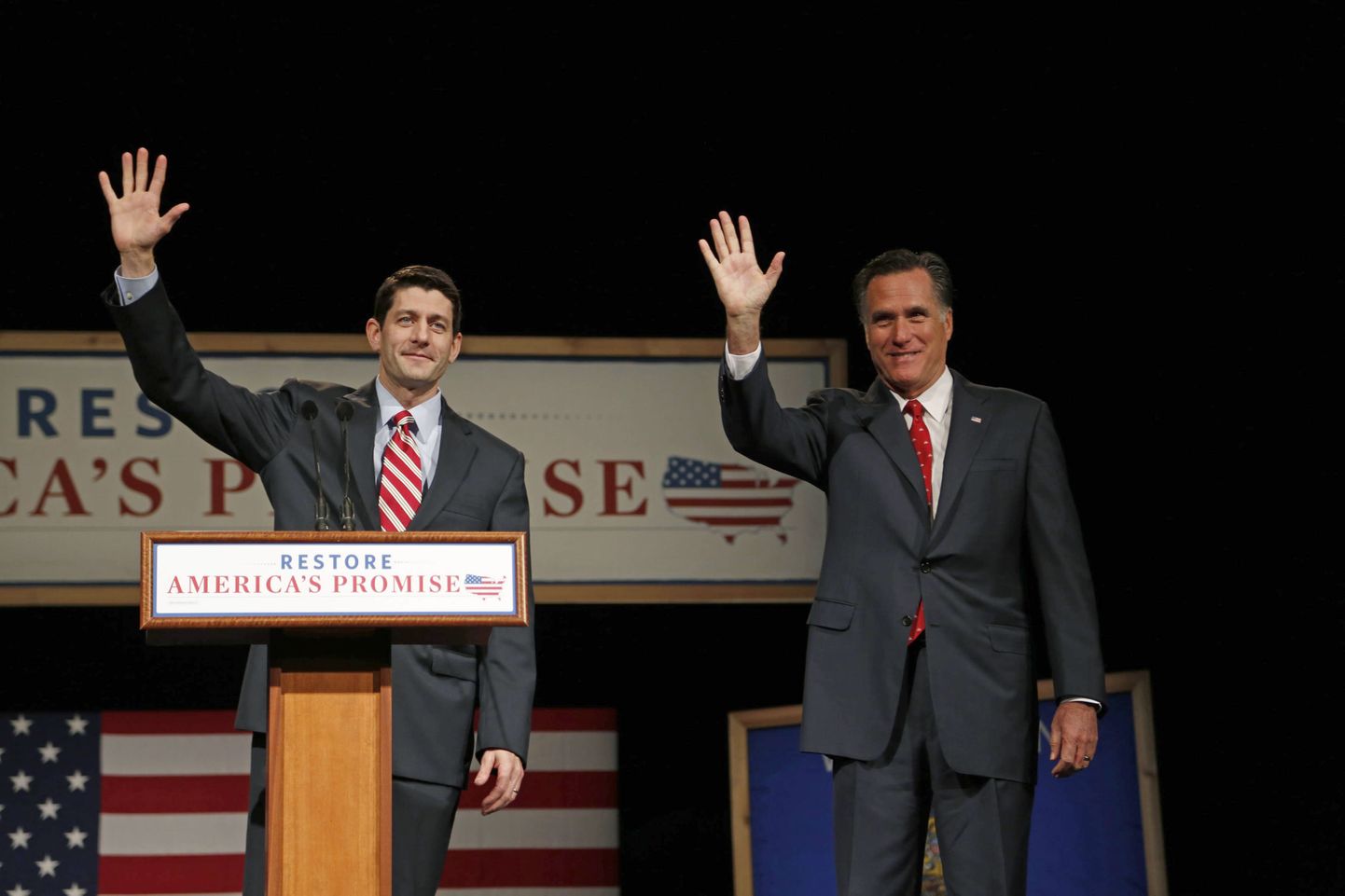 Mitt Romney koos Paul Ryaniga (vasakul).