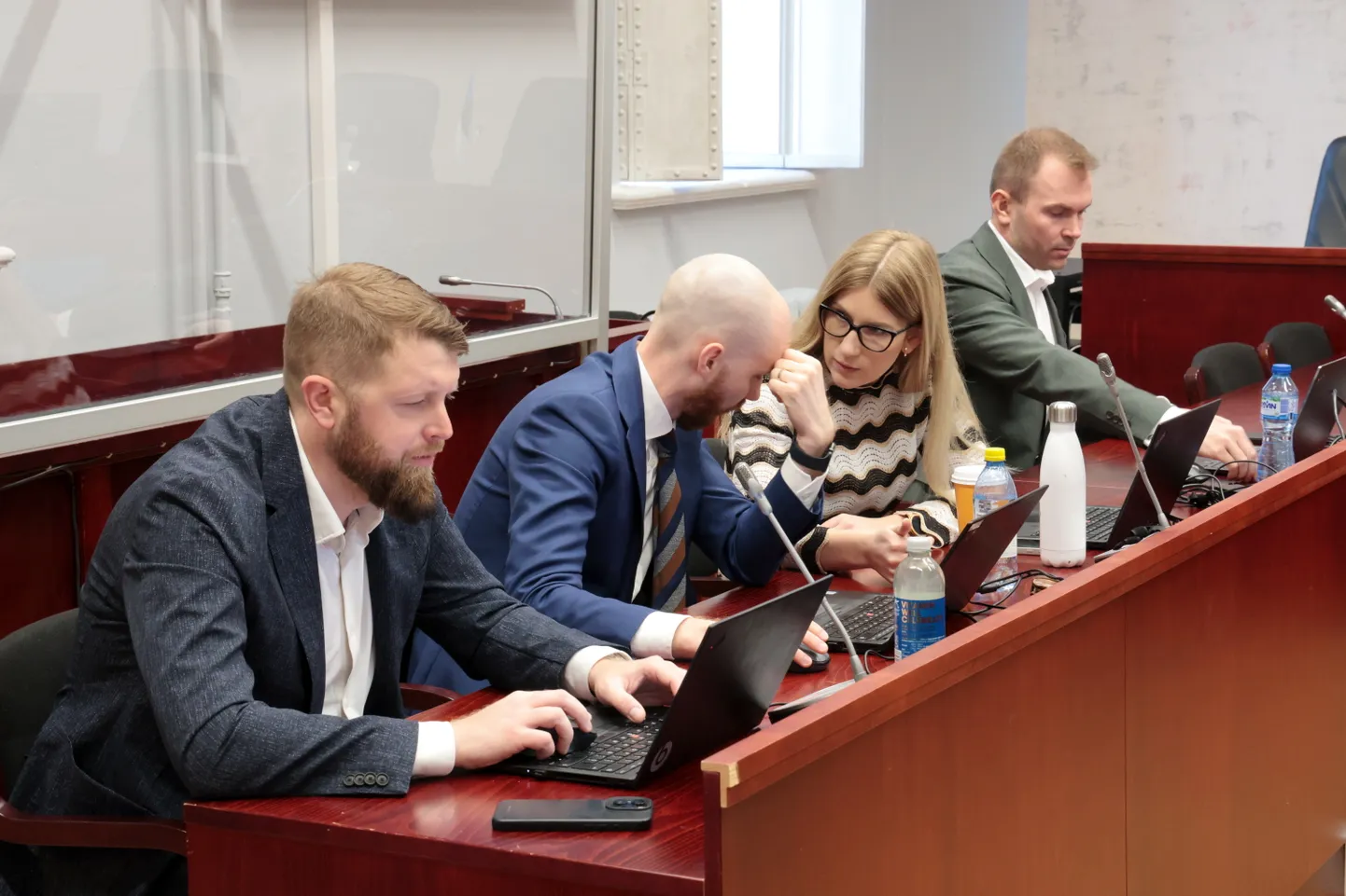 Prokuratuur süüdistab osaühingut Eesti Metsameister ja selle endiseid juhte Taavi Lellepit ja Mart-Sander Mõtsa suures ulatuses maksukohustuse varjamises.
Täna olid kohtus Mart-Sander Mõts (vasakult), advokaadid Andrei Svištš, Sandra Sepp ning Kristjan Nõges. Taavi Lellep ei ilmunud.