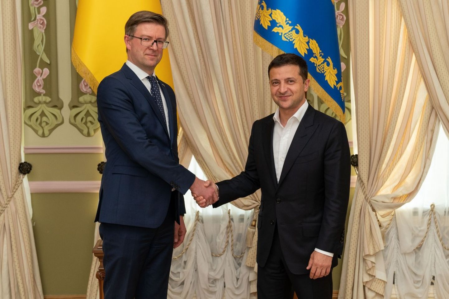 Eesti suursaadik Ukarinas Kaimo Kuusk ja Ukraina president Volodõmõr Zelenskõi.