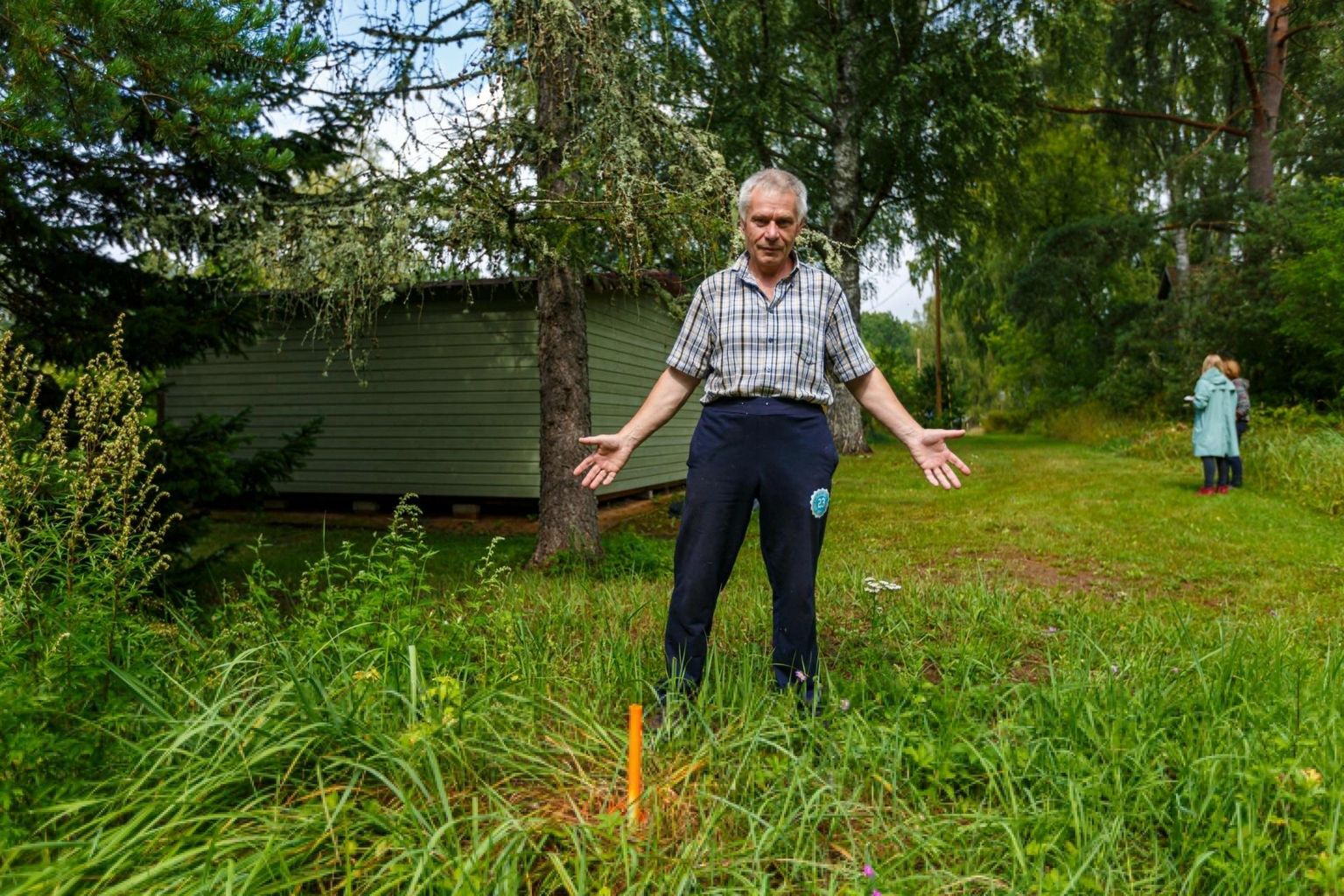 Einar Sinijärv näitab uut piiriposti, mis jätab seni üldkasutatava omanikuta tee nüüd naabri maale.