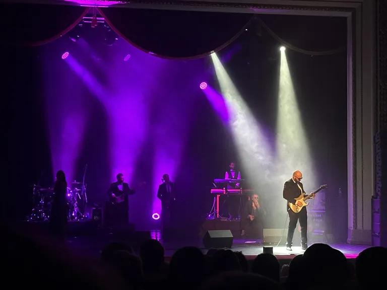 Гитарист коллектива Adriano Celentano Tribute Show Даниэеле исполняет соло.