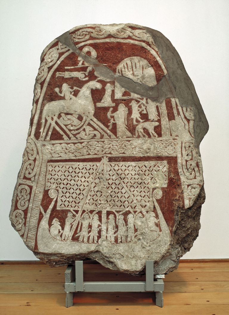 Viikingilaeva ja viikingitest sõdalaste kujutised ruunikivil