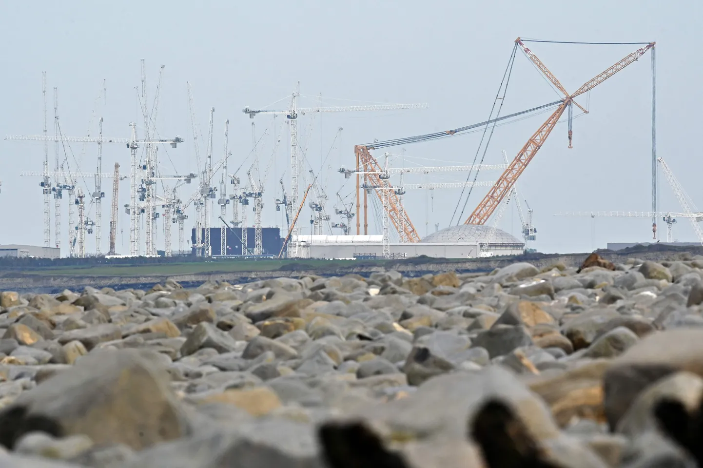 Kraanad Edela-Inglismaal Somersetis Hinkley Pointi tuumaelektrijaama kompleksi juures.
