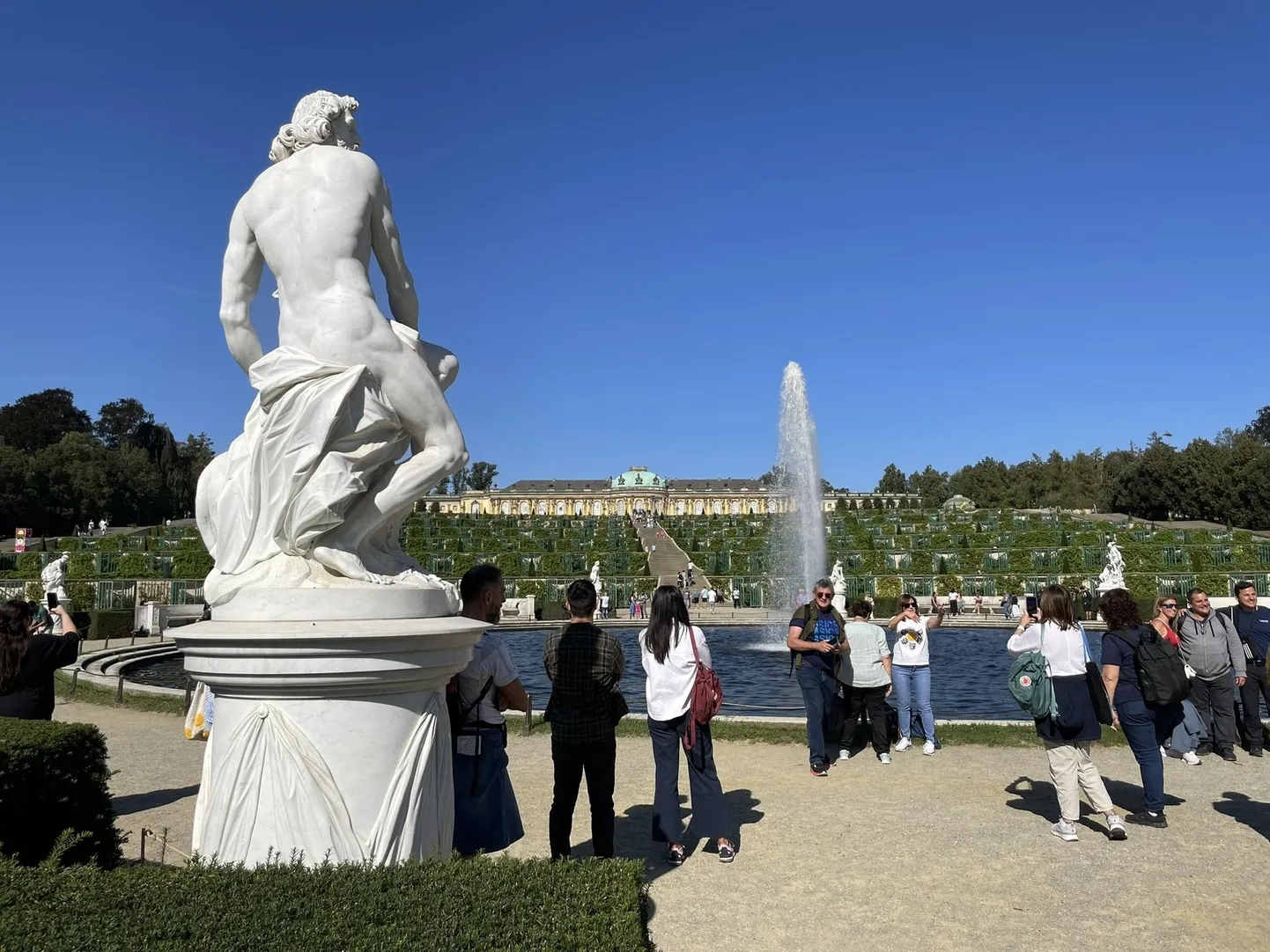 Sanssouci loss ja seda ümbritsev park meelitab igal aastal kohale ligi kaks miljonit külastajat.