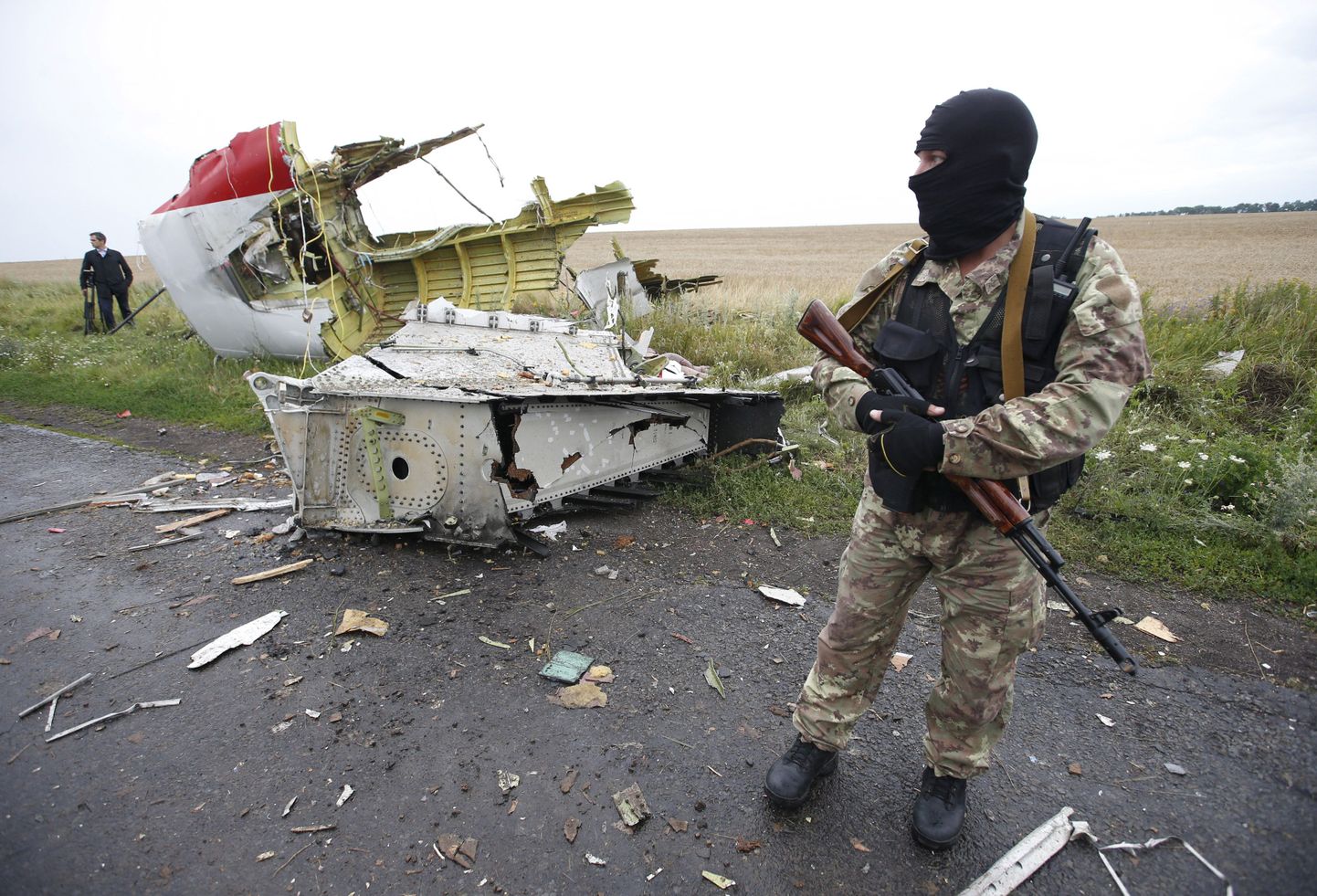 Пророссийский сепаратист в Донецке у обломков MH17.