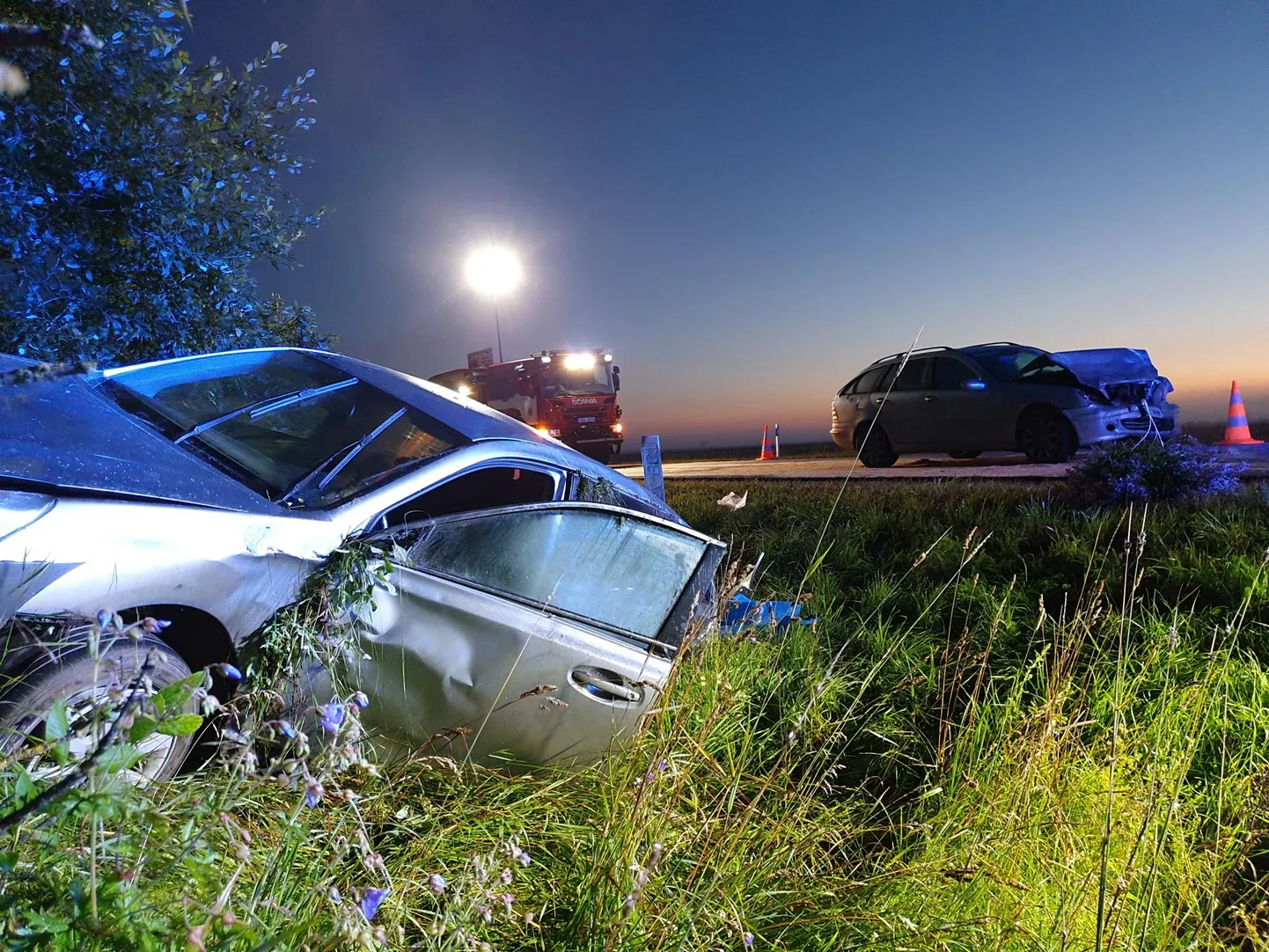 Kokkupõrke tagajärjel lendas Subaru teelt välja.