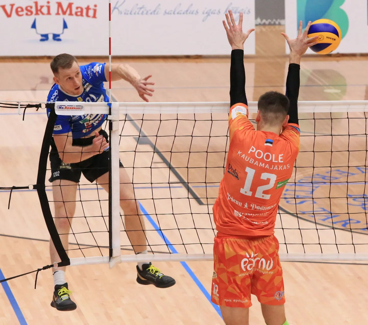 Aadu Luukase karikavõistluste veerandfinaalkohtumine Bigbank Tartu (valgetes särkides) ja Pärnu VK (oranžides särkides) vahel. Kohtumise võitis Bigbank Tartu tulemusega 3:0.
Pildil Curtis Stockton.