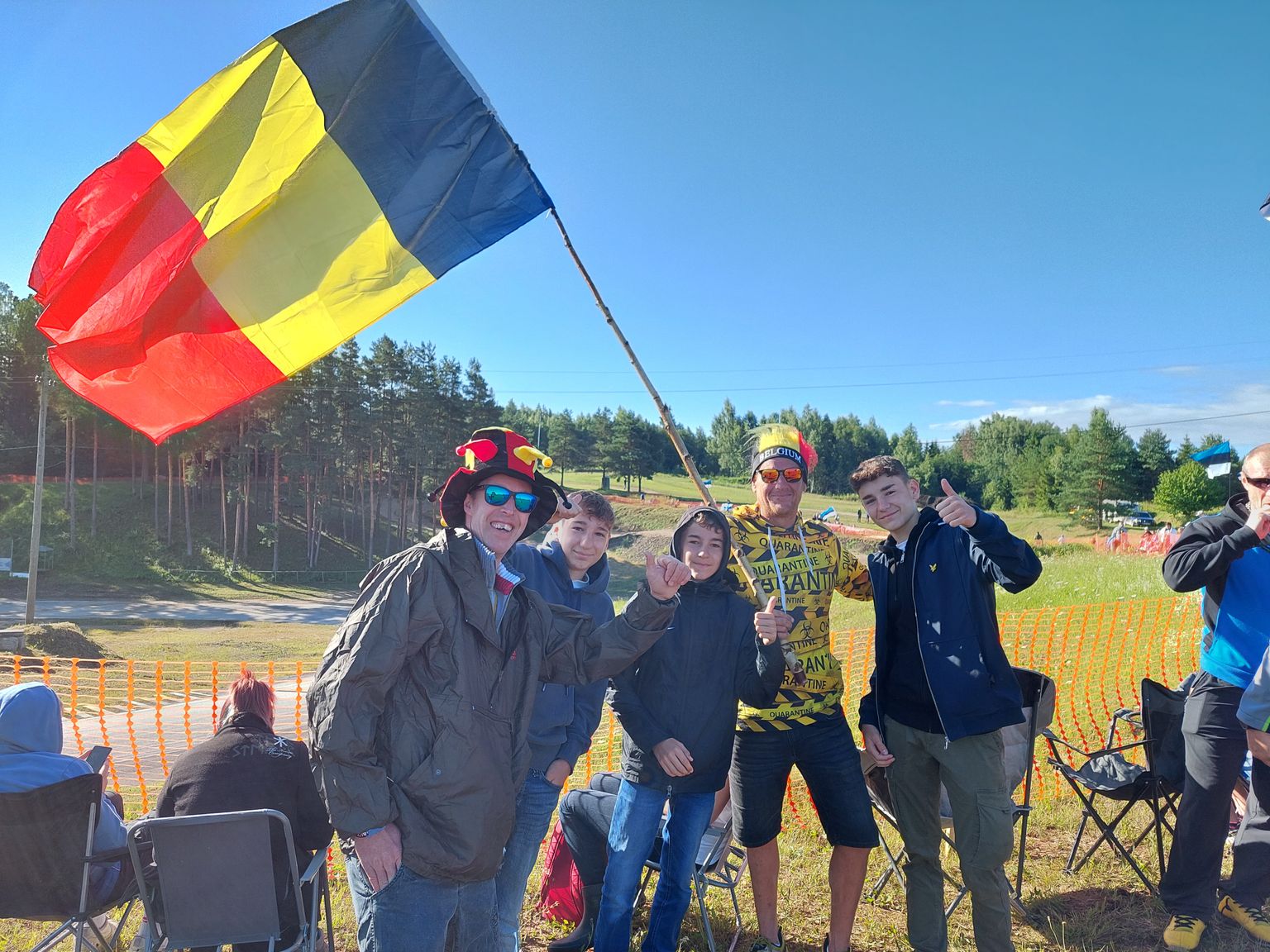 Steve Carlier (hoiab lippu) tuli Eestisse rallit vaatama koos poegade Scoti, Seani Matthew ja sõbra Joachin Lecocq'iga(vasakul)