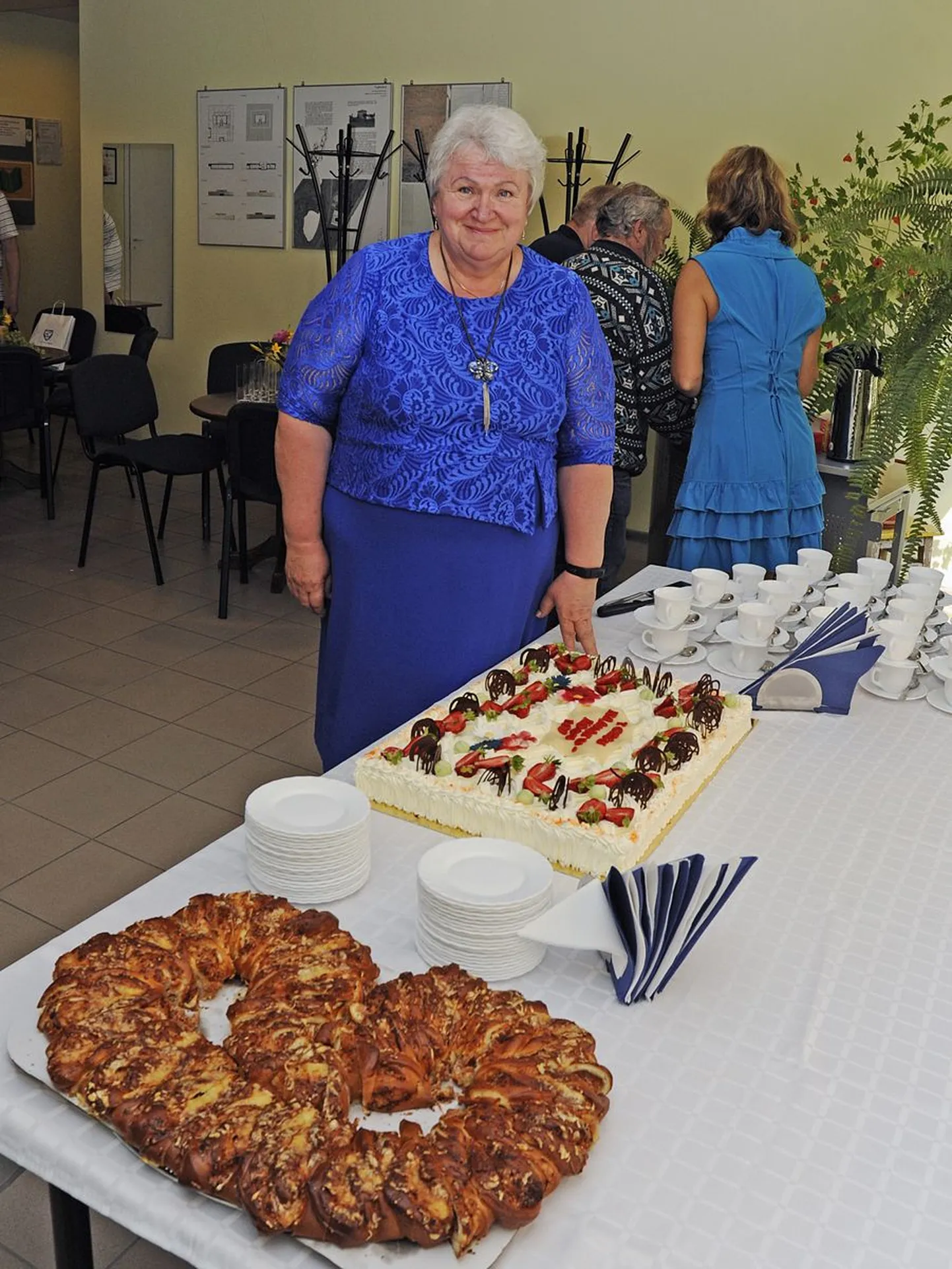 Torgu raamatukogu juhataja Estra Kullama pidulauas.