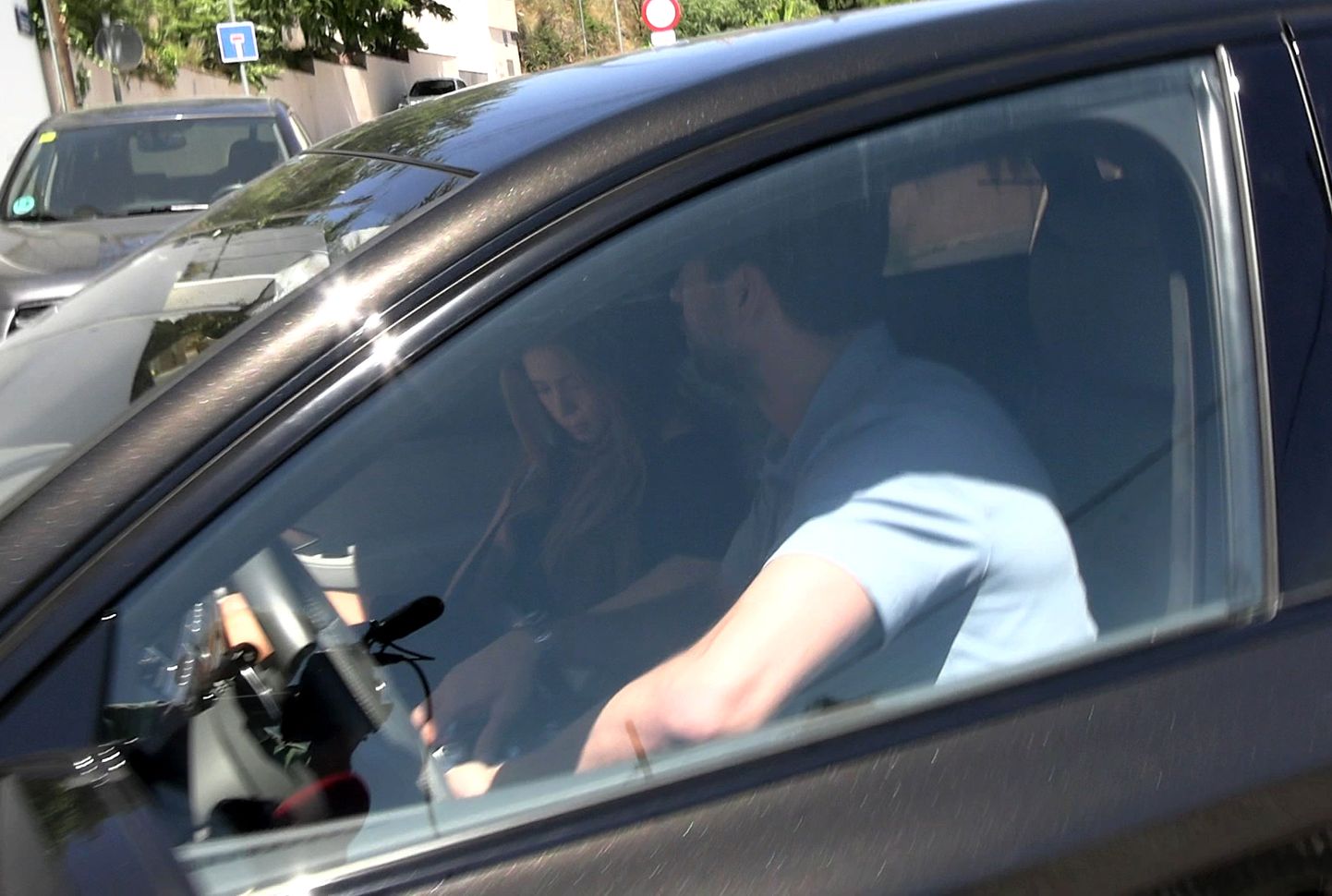 Жерар Пике и Шакира покидают дом в одном автомобиле.