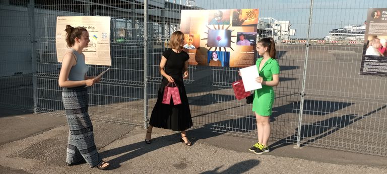 Вручение дипломов и подарков участникам фотовыставки в порту Таллинна, где представлены работы детей украинских беженцев, июнь 2023 года.