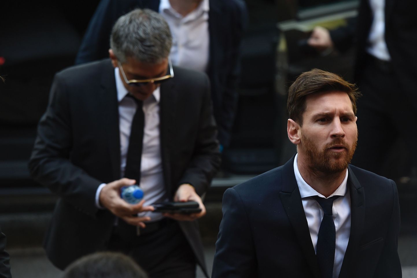 Lionel Messi (paremal) mullu kohtusaalist lahkumas.