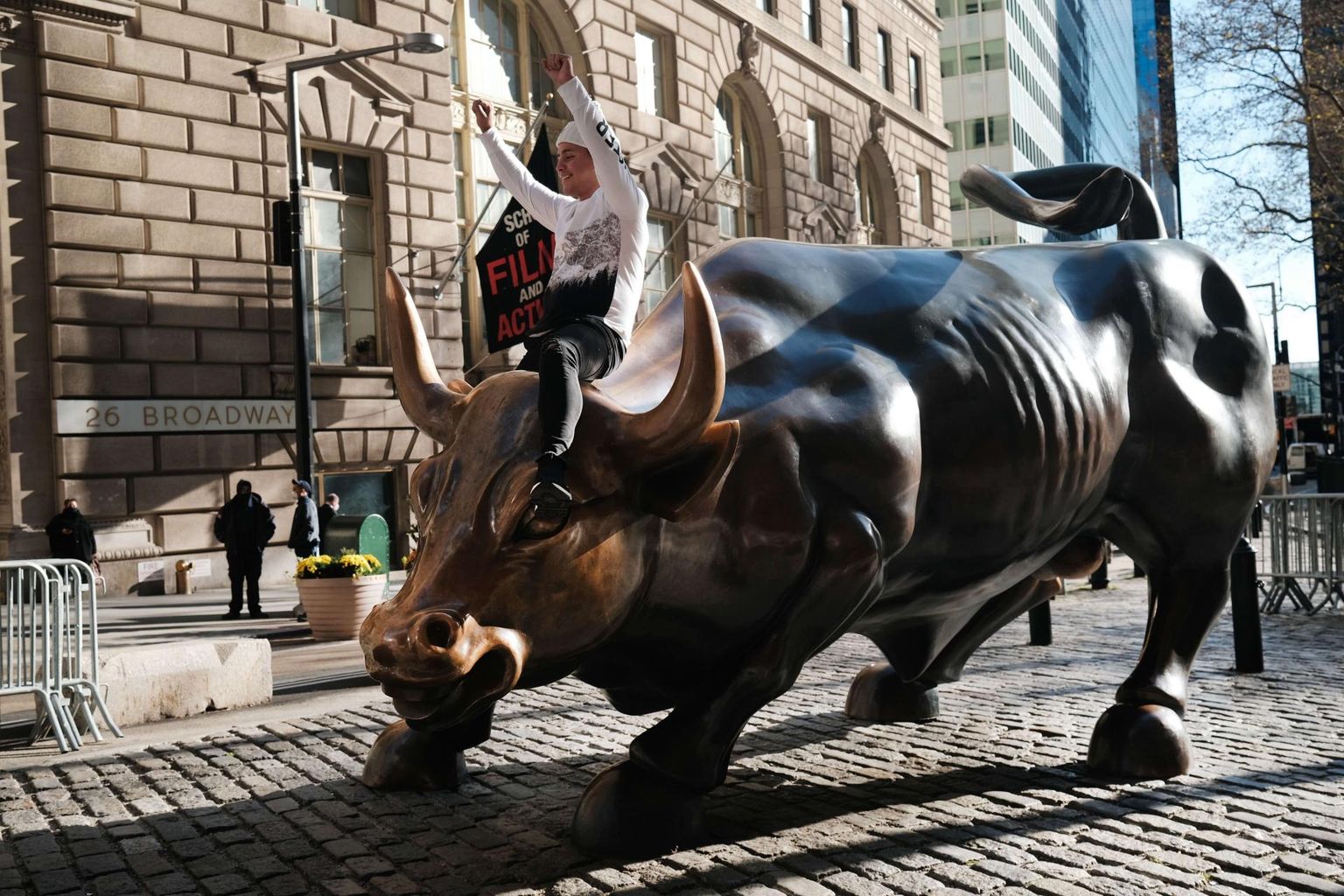 Tõusva turu sümboli pulli kuju New Yorgi börsi lähedal.