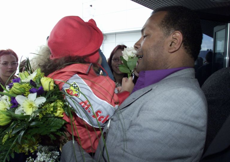 Dave Benton lilli ja õnnesoove vastu võtmas 13. mail 2001 Tallinna lennujaamas.